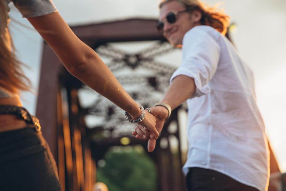 man-woman-hand-holding_Whatsappsexdating