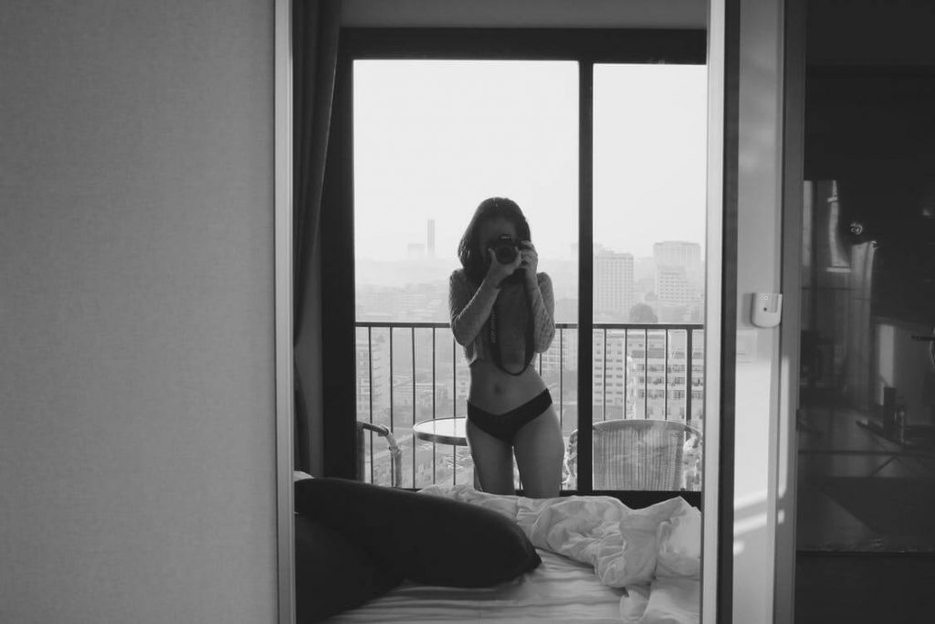 Woman-with-camera-sexmarkt-nederland